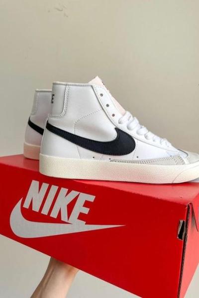 Stranger Bot Beyaza Siyah