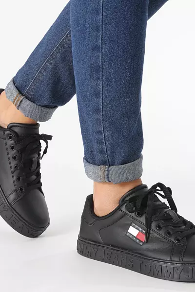 Tommy siyah